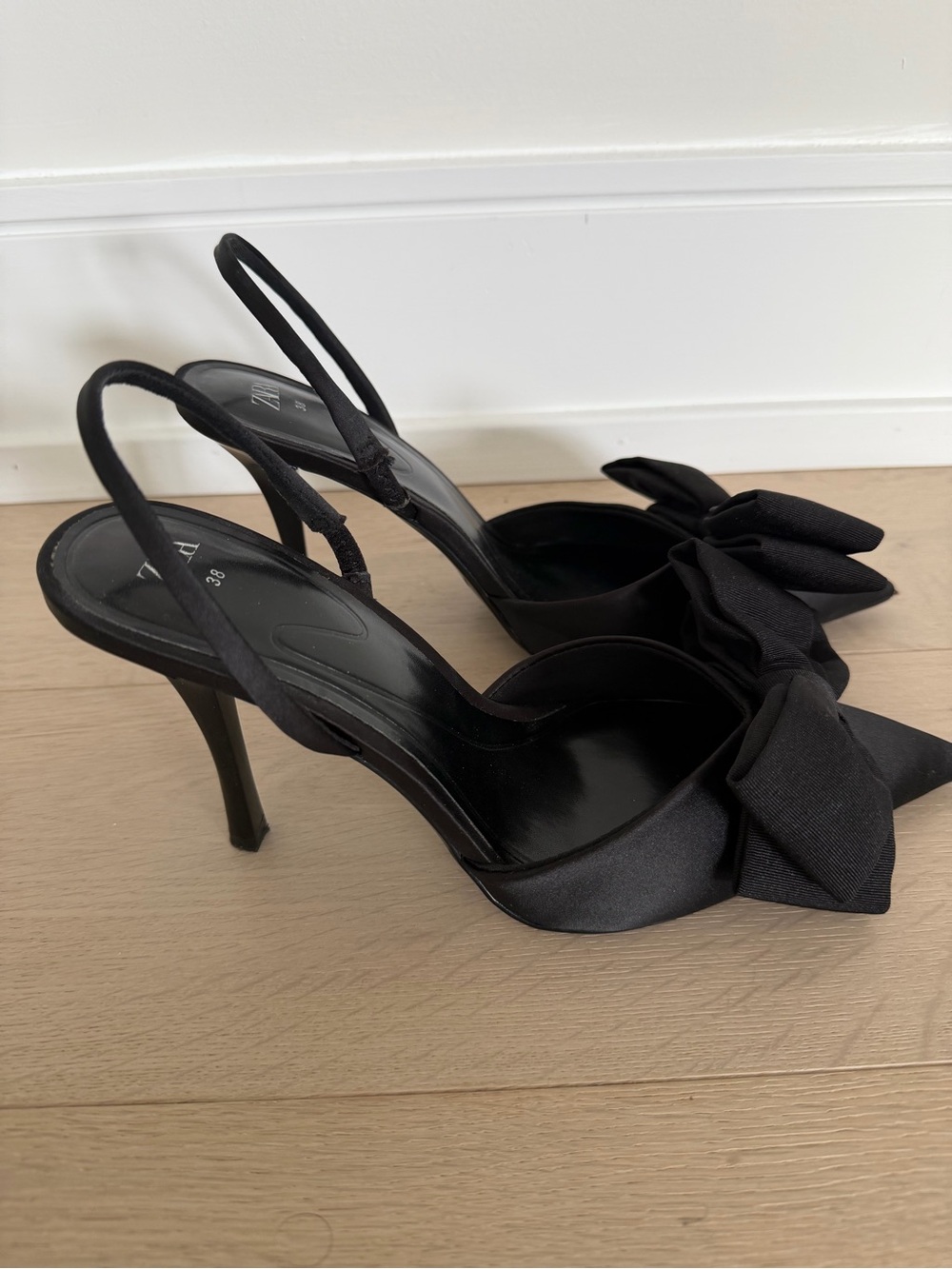 ZARA Black Pointed Slingback Heels with Bow Accent - Picture 4 of 5